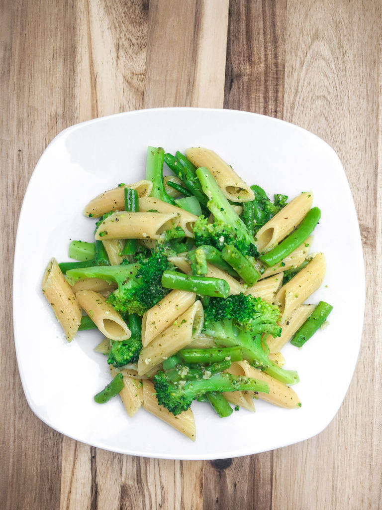 pasta med pesto, broccoli og grønne bønner