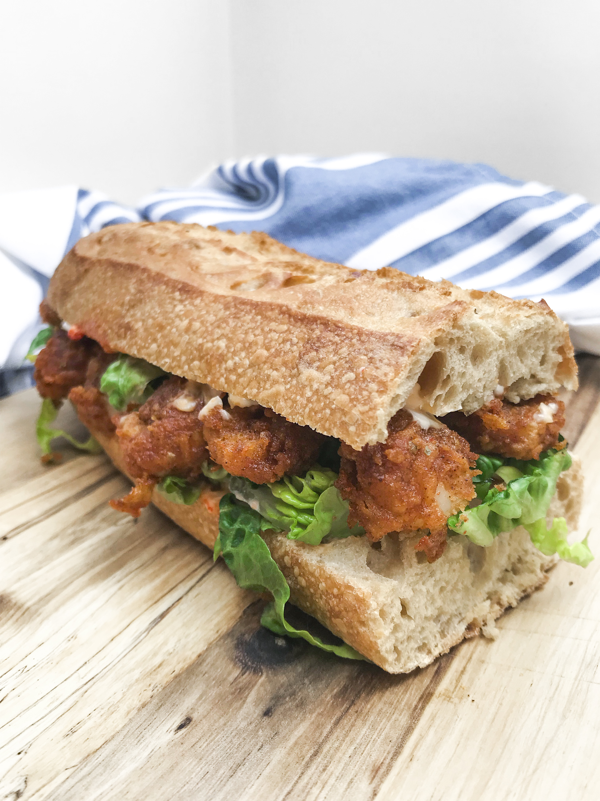 Po Boy sandwich med sprøde rejer – Christinas Køkken