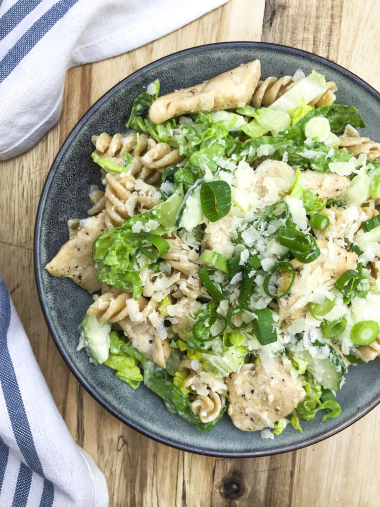 Cæsarsalat med pasta