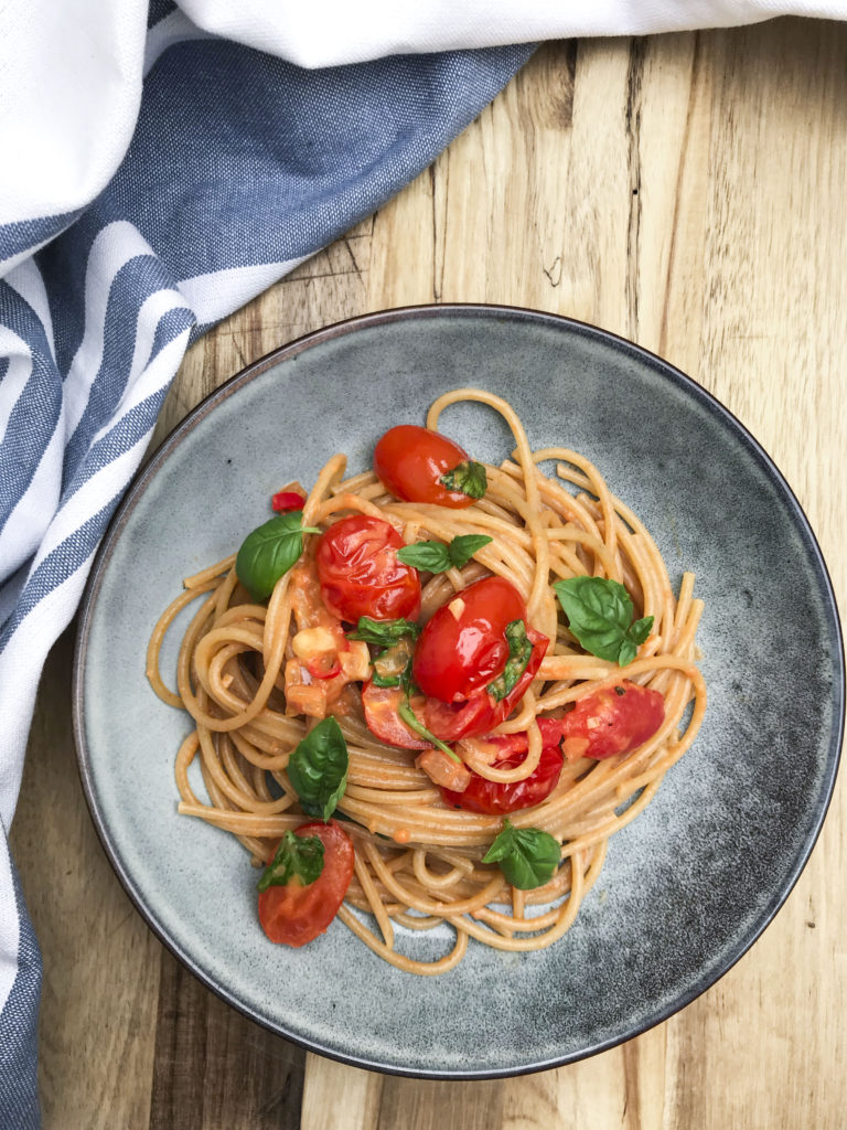 Pasta med tomat og fløde og basilikum