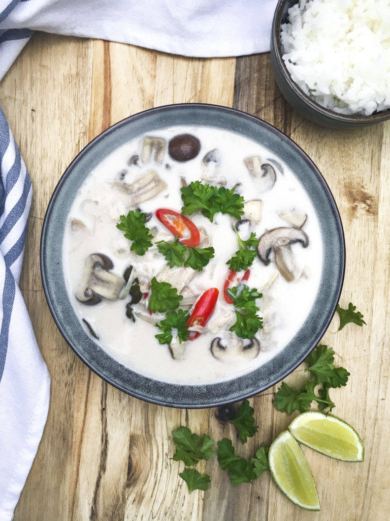 Tom kha gai med kylling, champignon og kokosmælk