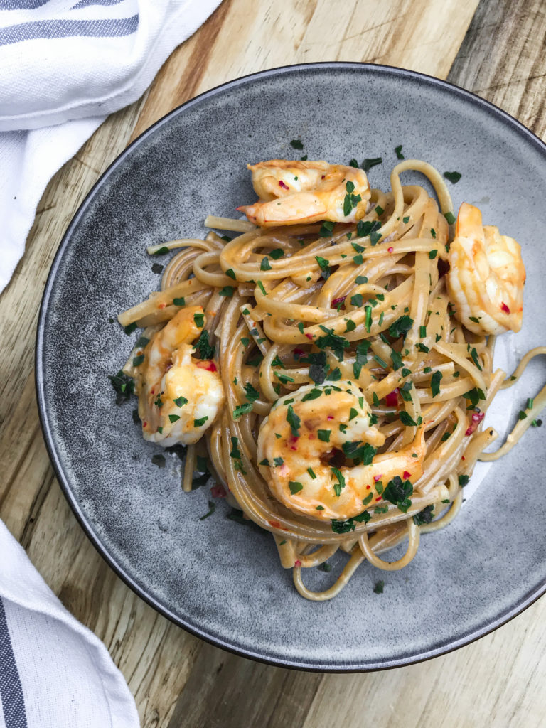 Pasta med rejer i flødesovs med rosé og rød pesto