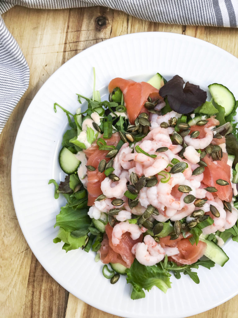 Seafood salat med reje, laks og græskarkerner