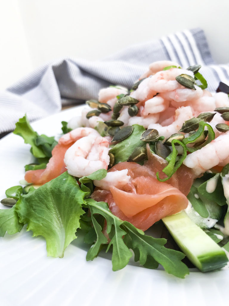 Seafood salat med reje, laks og græskarkerner