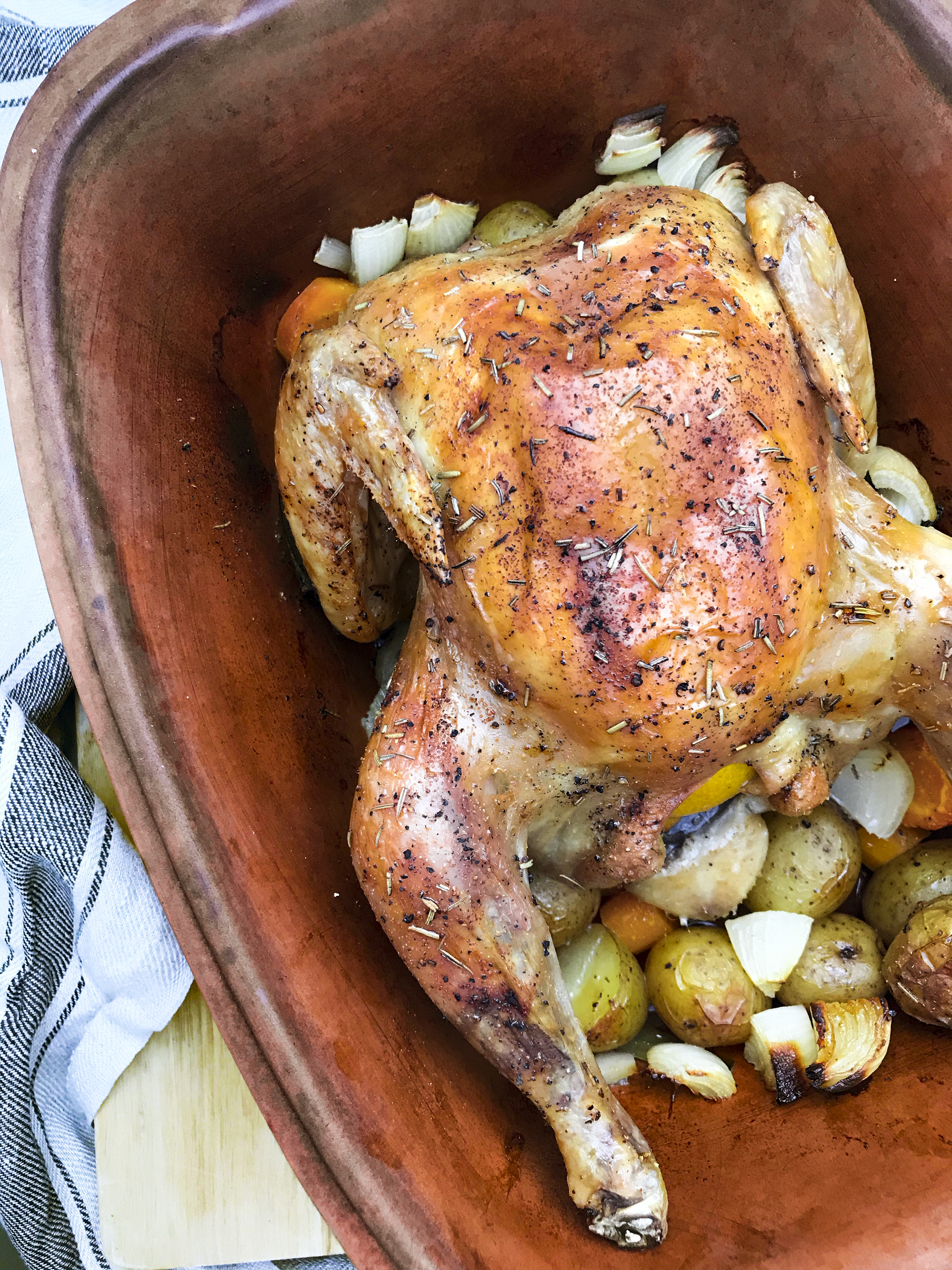 Helstegt i stegeso: Helstegt kylling i rømertopf – Christinas Køkken